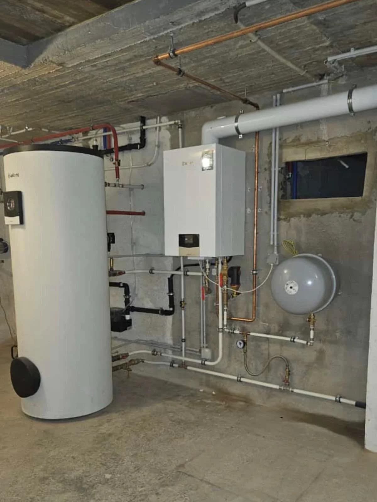 Installation de chauffage avec chaudière murale, grand ballon et vase d’expansion