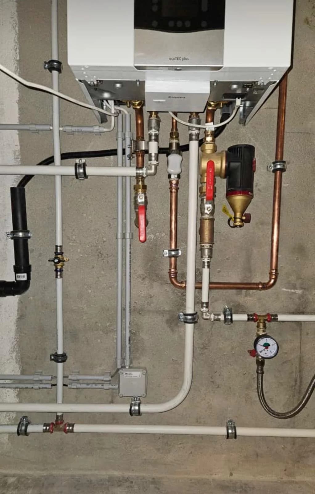 Raccordements sous une chaudière Vaillant ecoTEC plus avec filtre et manomètre